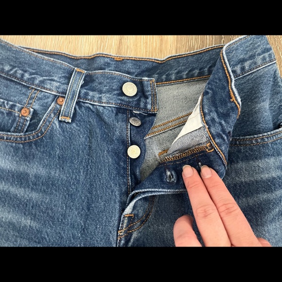 Levi 501 Shorts- 27W - Picture 2 of 4